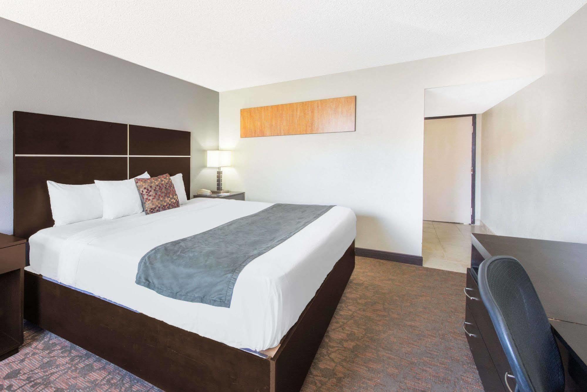 Hotel Ramada By Wyndham Albuquerque East Extérieur photo